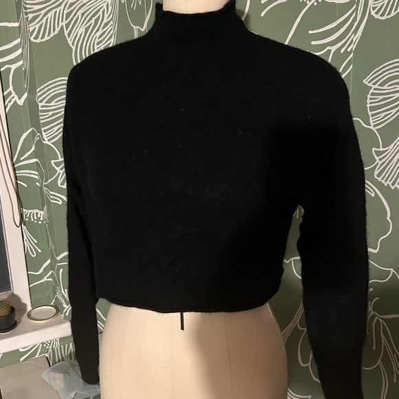 Reformation Cashmere Cropped Turtle Neck Sweater Black - Picture 1 of 3